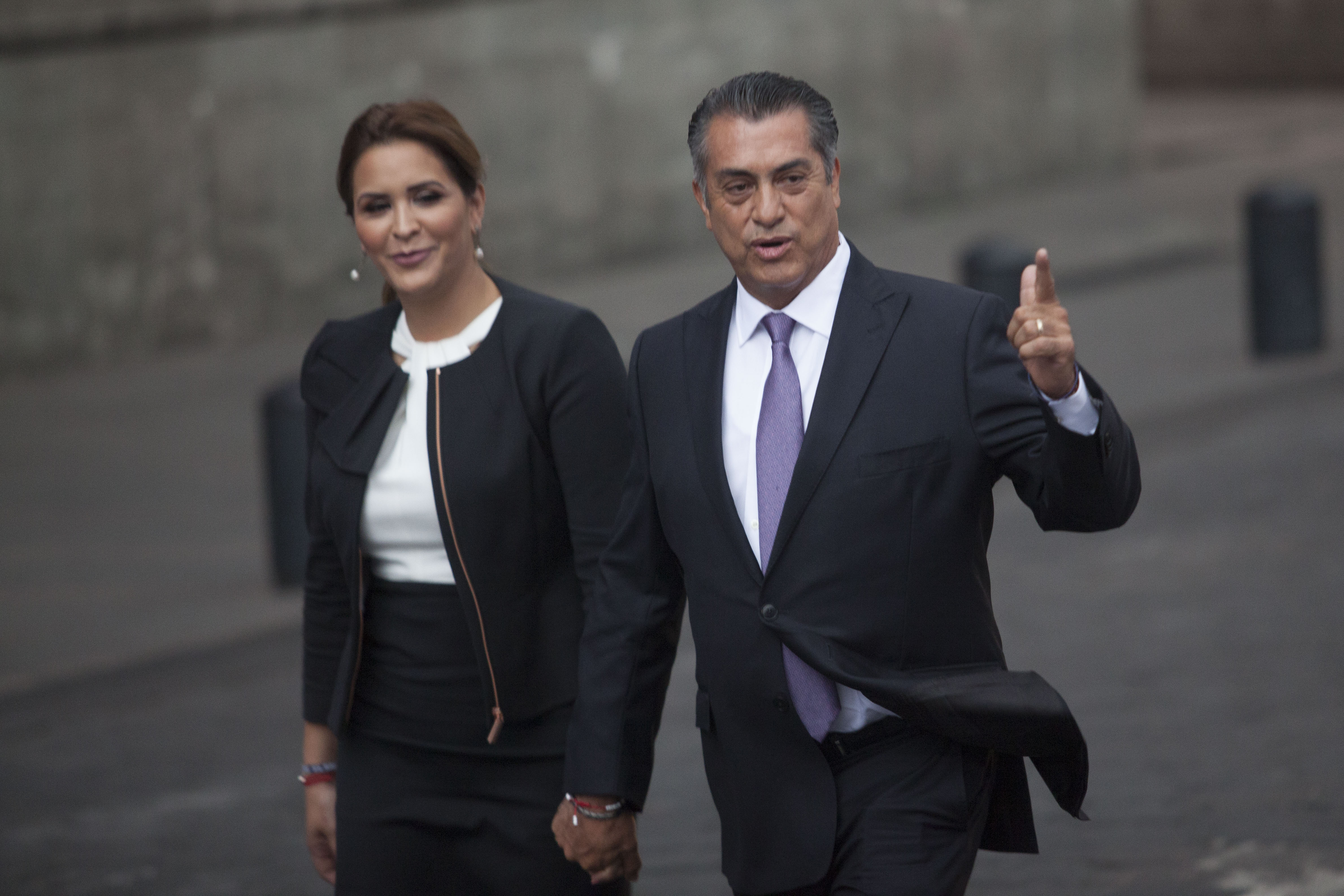 El candidato independiente  Jaime Rodríguez "El Bronco" acompañado de su esposa  Adalina Dávalos al entrar a Palacio de Minería donde se llevó a cabo el primer debate presidencial. 