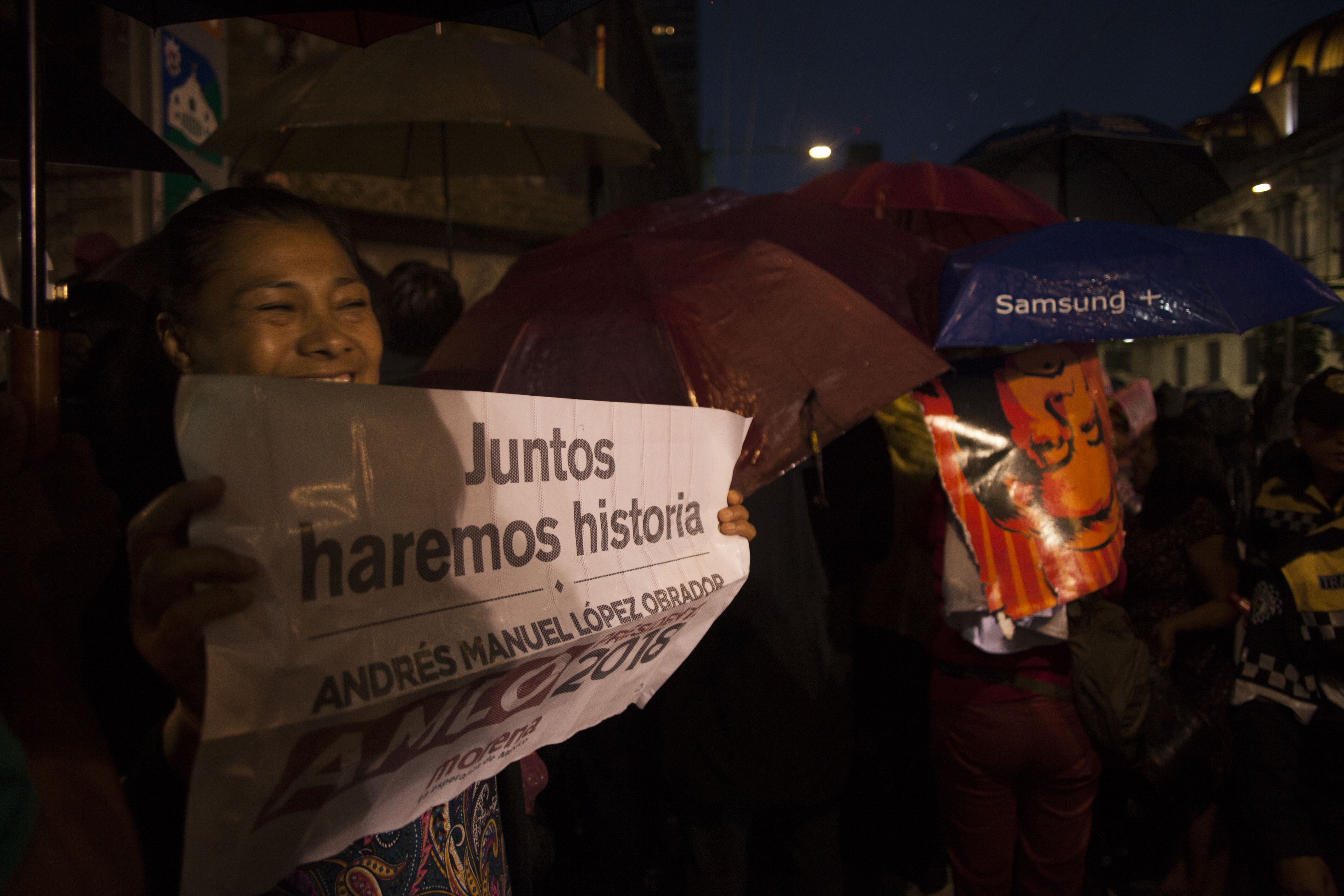 Simpatizantes de MORENA acudieron apoyar a su candidato en  Palacio de Minería. 