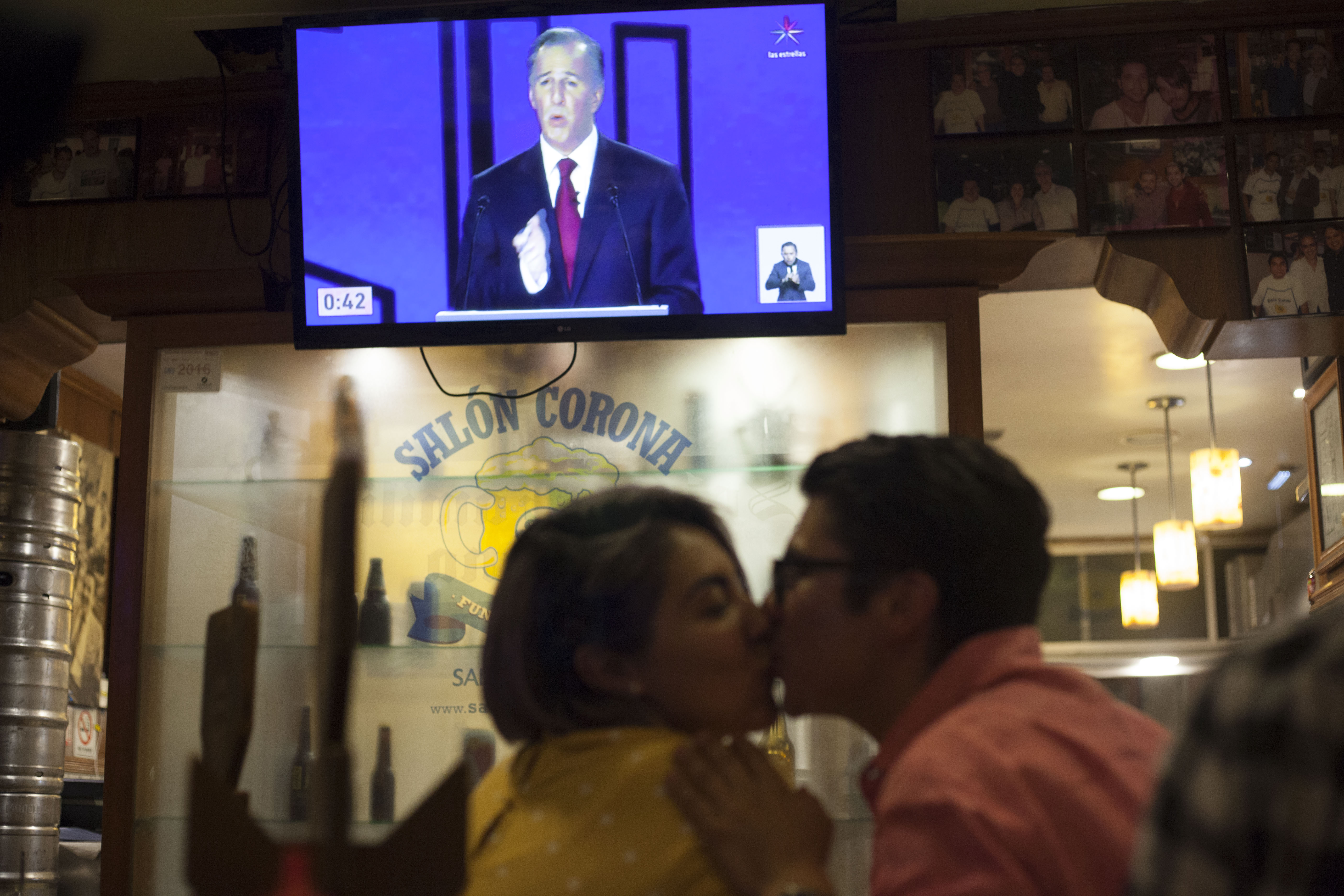 Durante la noche de ayer en bares y restaurantes del Centro Histórico de la Ciudad de México se vio la transmisión en vivo del primer debate presidencial 
