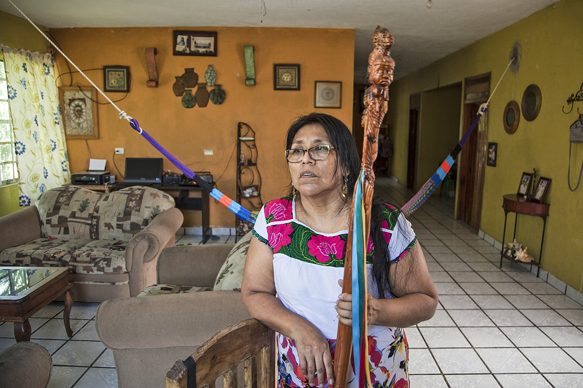 Candelaria Lázaro , gobernadora de los pueblos indigenas de Tabasco, muestra el bastón de mando y la casa donde supuestamente Andrés Manuel vivió en la comunidad de Tucta, Nacajuca, Tabasco. cuando trabajó como delegado estatal del (INI) Instituto Nacional Indigenista